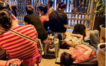 Về chuyện phụ huynh “ốp” cổng trường ở Hà Nội để xin xuất học lớp 10 cho con