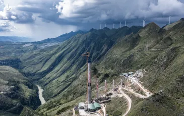 Trung Quốc xây cầu cao nhất thế giới bắc qua “vết nứt Trái đất”