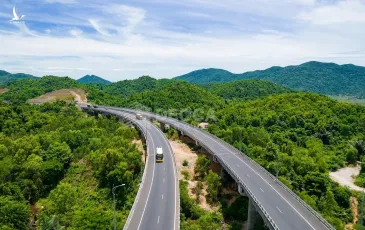 Cha xung phong vào vùng dịch điều trị, con tình nguyện làm phiên dịch chống Covid-19