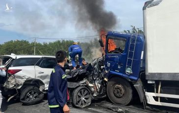 TPHCM: Cận cảnh loạt ôtô tông liên hoàn và có chiếc bốc cháy dữ dội tại đoạn qua cầu Phú Mỹ