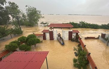 Gần 15.000 nhà dân ngập trong biển nước