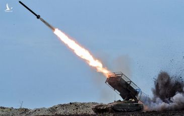 Pháo phản lực TOS-1A Nga bắt đầu sử dụng đạn có tầm bắn gấp hai lần nguyên bản, giúp giảm bớt nguy cơ bị drone Ukraine tập kíc