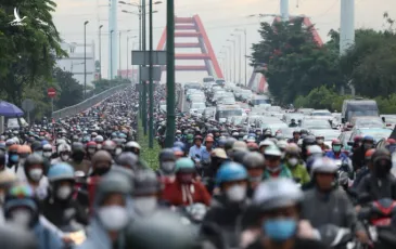 Hàng ngàn xe máy, ô tô bị ùn ứ nghiêm trọng trên đường Phạm Văn Đồng, hướng từ TP Thủ Đức đi quận Bình Thạnh