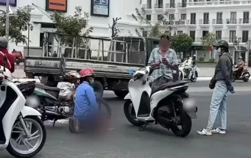 Vụ người đàn ông quỳ gối giữa đường: Người đi SH tiết lộ sự thật hoàn toàn khác