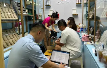 Hàng giả hàng bẩn “tháo chạy”, nhiều địa phương liên tiếp phát hiện vụ tẩu tán