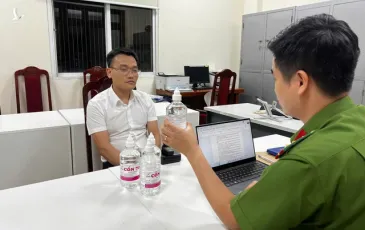 Phó Chủ tịch thị trấn ở Hà Nội bị bắt vì cấu kết doanh nghiệp sản xuất loại cồn y tế giả rất nguy hiểm