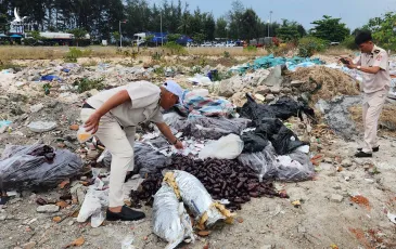 Hàng trăm vỉ thuốc tân dược bị vứt bỏ ở bãi rác – Công an điều tra dấu hiệu hàng giả