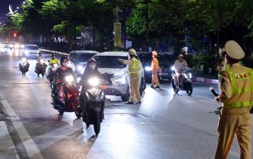 CSGT hóa trang ‘chỉ điểm’ hàng chục ‘ma men’ tự lái xe sau khi rời quán nhậu