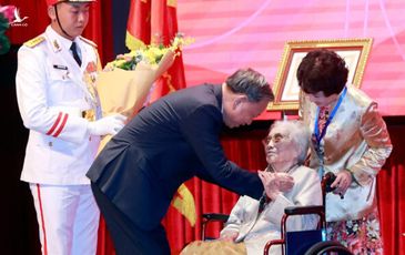 Tổng Bí thư Tô Lâm trao danh hiệu Anh hùng Lao động tặng bà Nguyễn Thị Bình