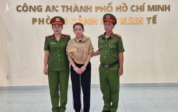 Vì sao Ngân 98 bị còng tay, chân khi bị khởi tố, bắt tạm giam?