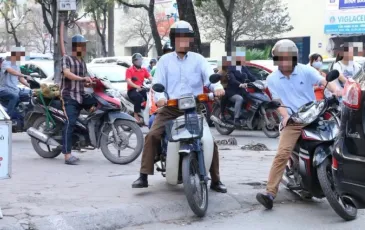 Những trường hợp nào đi xe máy trên vỉa hè không bị phạt tiền?