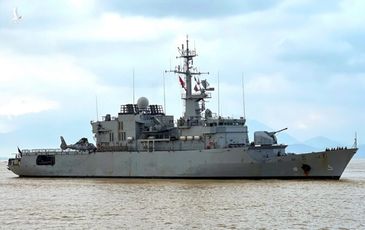 Việt Nam – Pháp: Tàu tuần dương Prairial tăng cường giao lưu quốc phòng