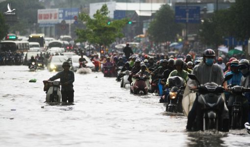 Sài Gòn mưa to ngập đường, giao thông tê liệt