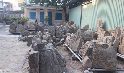 Đồ cổ 1.000 năm cực quý ‘lăn lóc’ sân bảo tàng, bỏ sọt sắt