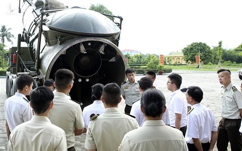 Sĩ quan trẻ Singapore trầm trồ trước tên lửa Redut Việt Nam