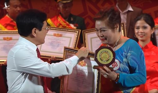 Khi Thứ trưởng Bộ ‘đồng hành’ cùng ‘nữ hoàng tâm linh, giáo sư âm nhạc’