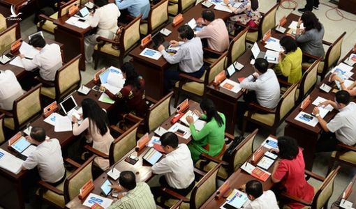 Họp ‘không giấy’: Cần tiết kiệm từ khi sắm máy