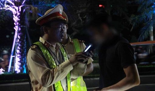 Dân nhậu “chạm mặt” cảnh sát: Hết hơi rồi, tôi không thổi nổi?