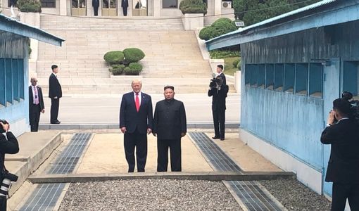 ‘Thời khắc lịch sử’ ông Trump bước sang đất Triều Tiên gặp Kim Jong Un