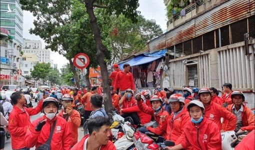 Tài xế Go-Viet đồng loạt kéo đến trụ sở đình công