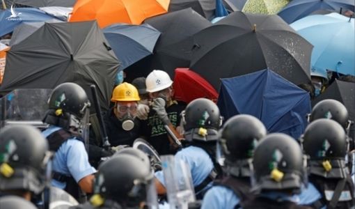 Hàng ngàn người biểu tình ở Hong Kong, đụng độ với cảnh sát