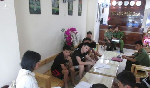 Bắt nhóm người Trung Quốc thuê nguyên khách sạn tổ chức đánh bạc qua mạng