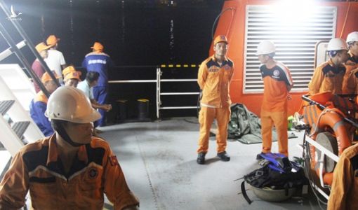 22h đêm, 7 thuyền viên sống sót ‘cập’ đất liền trong nước mắt