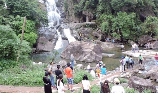 Lật xe khách ở Quảng Ninh, 21 khách du lịch gặp nạn