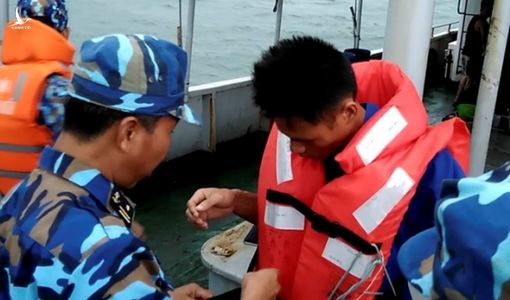 Hải quân Việt Nam cứu vớt ngư dân Trung Quốc