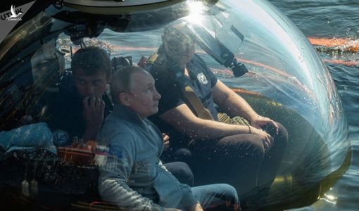 Ông Putin xuống đáy biển thăm xác tàu ngầm “Cá hồi” của Liên Xô