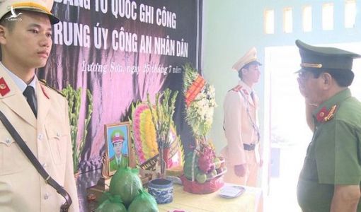 Trao bằng “Tổ quốc ghi công” cho thân nhân Trung úy công an hy sinh khi cứu đồng đội
