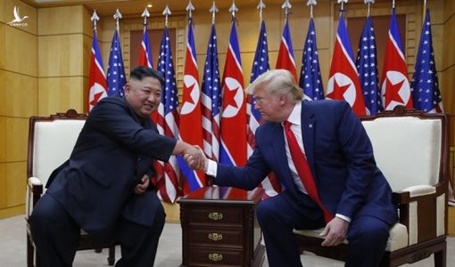 Bước chân “lịch sử” và những bất ngờ trong cuộc gặp Trump-Kim tại DMZ