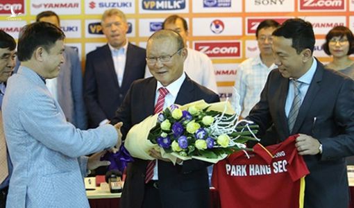 HLV Park Hang Seo hoãn đàm phán với VFF, mừng mà lo