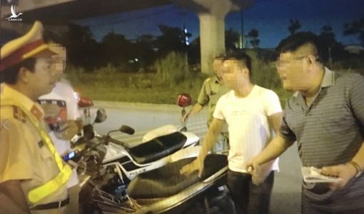 ‘Giờ mà anh giữ xe là chết em luôn đó…’