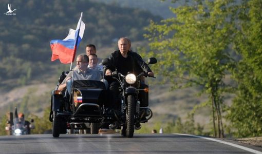 Sau màn trổ tài siêu ngầu ở Crimea, TT Putin bị người dân Nga đòi… phạt tiền vì lí do ít ai ngờ tới