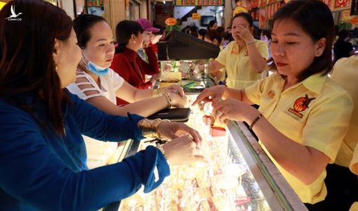 Bất ngờ giá vàng “lao dốc” đầu tuần