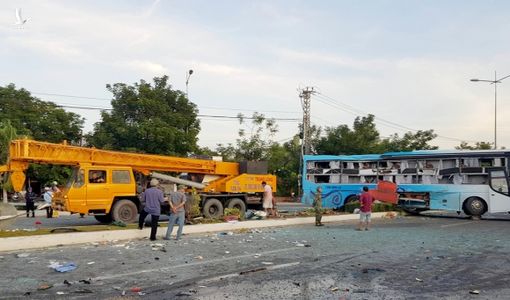 Hành khách la hét khi xe khách Phương Trang tông ôtô giường nằm