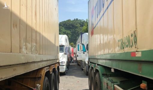 Trung Quốc bất ngờ cấm hàng trăm xe container VN qua biên giới