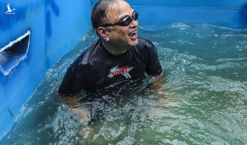 Hàng trăm người chứng kiến chuyên gia Nhật tắm nước sông Tô Lịch