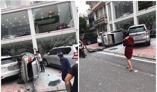 Nhân viên showroom lái ôtô ‘bay’ từ tầng 2 xuống đất
