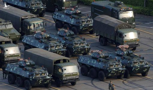 Trung Quốc diễu hành xe tăng thiết giáp: “Bóng ma” Thiên An Môn sắp vào Hong Kong?