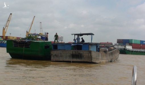 Nổ súng bắt giữ 4 tàu hút cát trái phép trên sông Đồng Nai