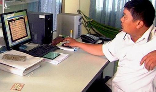 Chi cục trưởng chơi game, đá gà trong giờ làm nói gì?