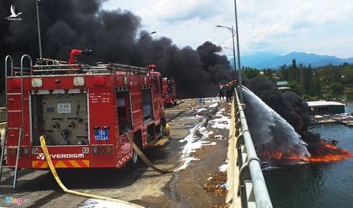 Cảnh tan hoang nơi cháy tàu chứa 30.000 lít dầu