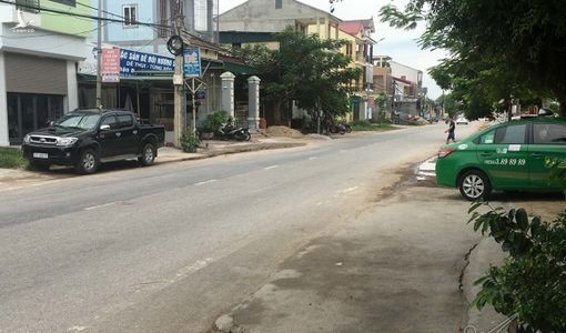 Tài xế taxi Mai Linh gây tai nạn, chở bé gái 11 tuổi xuống biển lúc tối muộn