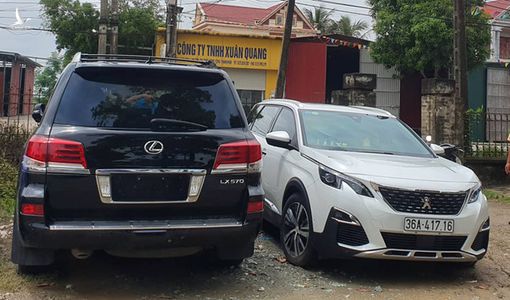 Công an tạm giữ 2 xe sang để điều tra vụ côn đồ đập phá cổng làng