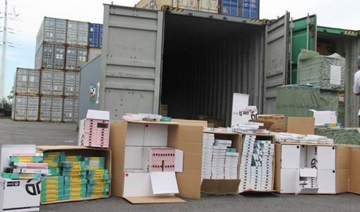 Phát hiện 1 container phụ kiện điện thoại di động nhập từ Trung Quốc ghi “xuất xứ Việt Nam”