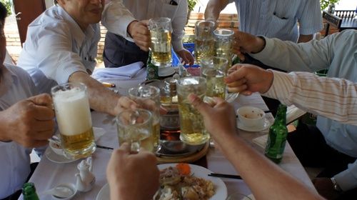 Cán bộ ăn chơi, hút xì gà trị giá gần bằng ngôi nhà tình nghĩa