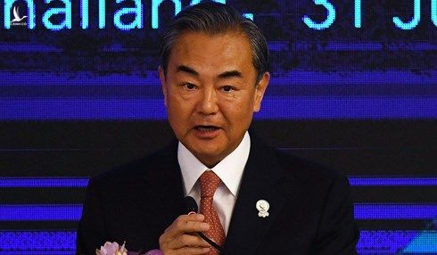Biển Đông “nóng” ở Hội nghị Ngoại trưởng ASEAN, Trung Quốc “vừa đấm vừa xoa”