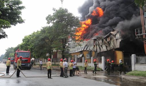 Cháy ở khu công nghiệp sát Aeon Mall, khói bốc hàng chục mét